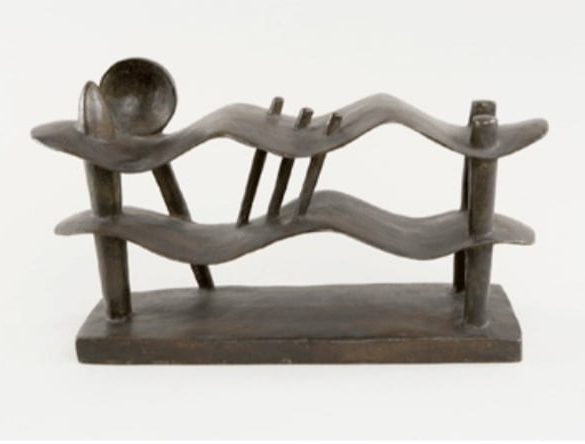 sculpture représentant une femme couchée en bronze